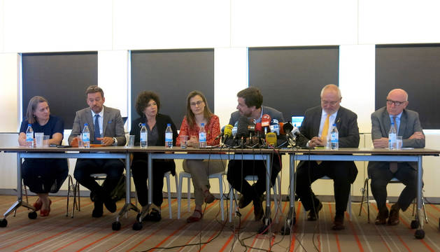 Los ex consejeros de la Generalitat huidos a Bélgica, Meritxell Serret (c), Toni Comín (3d) y Lluís Puig (2d) y los letrados Kateline Van Bellingen (i), Christophe Marchand (2i), Michelle Hirsh (3i) y Paul Bekaert (d), durante la rueda de prensa que ofrecen hoy en Bruselas, en la que anuncian que han interpuesto una demanda civil contra el juez Pablo Llarena.