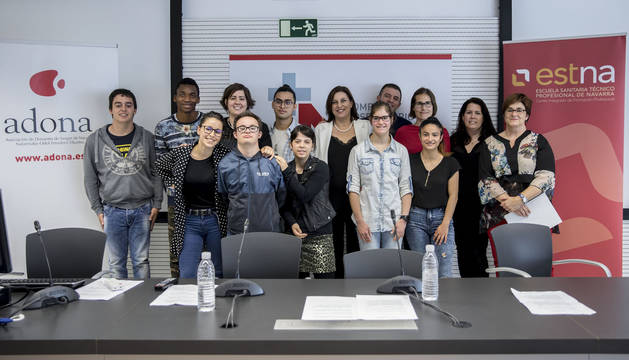 Izda a dcha (primera fila): Olatz Orozko Piñeira (profesora), Julen Bonafonte Díaz, Ibahika Juango Almándoz, Erika Urbeltz Eleta, Esin Mutlueva Alieva y María Otermin Ayesa (Adona). Detrás: Aimar Arangoa Arrechea, Domingo Obama Mangue, Sara Baztán Gaillardet (profesora), Yefrin Londoño Usma, Conchita Antón del Campo (directora Escuela Sanitaria), Aitor Arregui Montalvo (traductor), Edurne Torregaray Larruscáin y Maite Hernández Zubero (Adona).