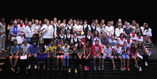 Finalizado el acto, todas las homenajeadas, junto con los alumnos de 6º de Primaria, posaron para una foto de recuerdo.
