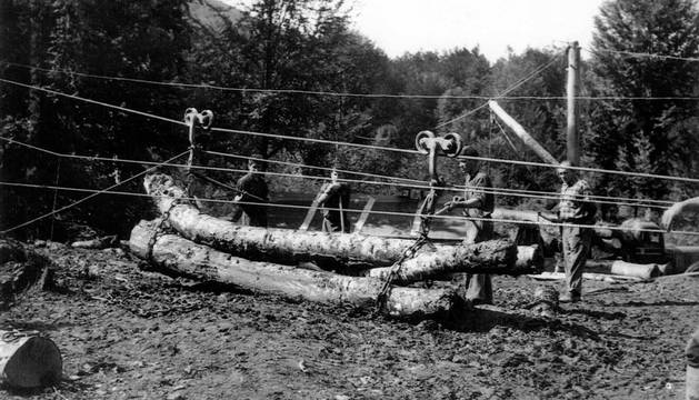 Arrastrados por machos o bueyes, suspendidos en un sistema de cables y por el río Irati, el traslado de troncos nutrió el aserradero de Ekai entre 1920 y 1958. Los barranqueadores reconducían la madera por el río. La red de cables forestales se extendió, al menos, a 126 puntos en Navarra