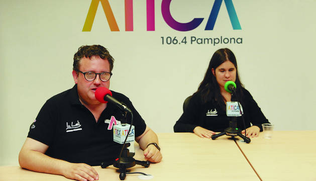 Íñigo JuÍñigo Juango Arteaga, de 44 años; y Ana Zabalza Izco, de 27, detrás de los micrófonos de Atica FM.
