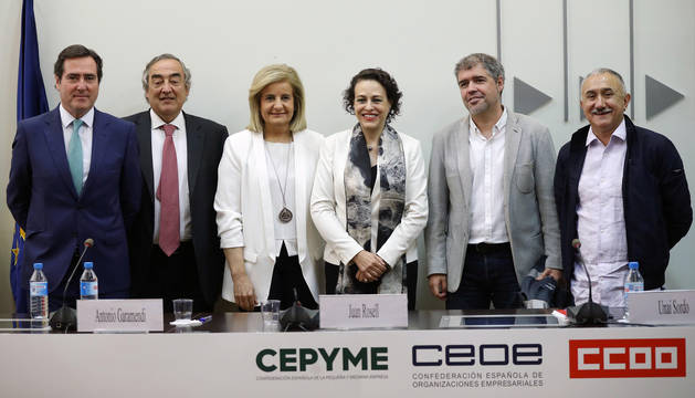 foto de El presidente de CEPYME Antonio Garamendi, el presidente de la CEOE Juan Rosell, la exministra de Empleo Fátima Bañez, la ministra de Trabajo Magdalena Valerio, el secretario general de CC OO Unai Sordo y el secretario general de UGT, Pepe Álvarez, durante la firma del IV Acuerdo para el Empleo y la Negociación Colectiva 2018-2020.