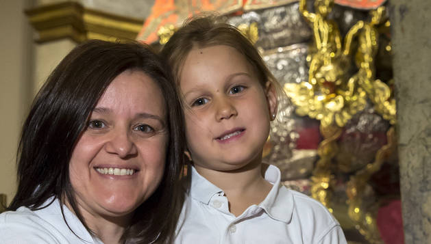 Neus Vives Unanua atesora a su hija Águeda Carroza Vives justo a los pies de San Fermín, un 'momentico' familiar.