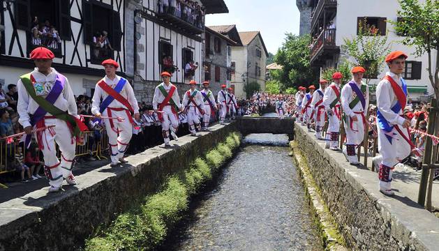 Cientos de asistentes de todas las edades disfrutaron de las Fiestas de San Fermín de Lesaka