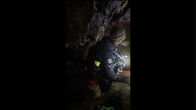 Rescatados seis de los 12 niños atrapados en la cueva tailandesa