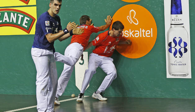 Ezkurdia celebra un tanto, mientras Larunbe y Bengoetxea chocan sin alcanzar la pelota.