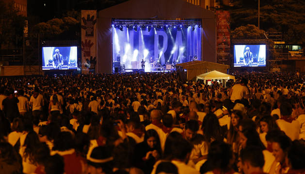 Un momento de la gran multitud de personas que estaban presentes este domingo en el concierto de Berri Txarrak de la Plaza de los Fueros.