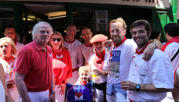 Chapu Apaolaza, junto a varios amigos, entre ellos Larry Belcher, en la puerta del Roch.