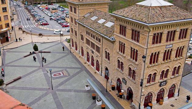La antigua estación del ferrocarril de Estella, ahora de autobuses, albergará locales para colectivos de la ciudad.