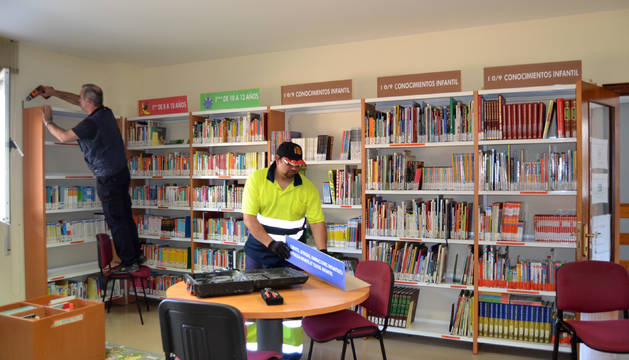 Empleados de la brigada municipal comenzaban este martes a retirar las estanterías de la biblioteca.
