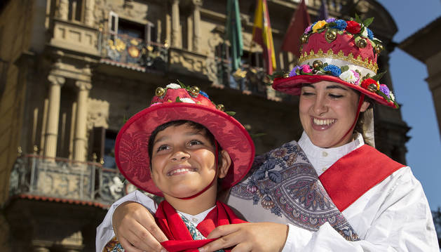 Maialen Ziaurriz Larraz anuda el pañuelo a Xabier Elizalde Soto, como símbolo del traspaso de valores en igualdad.