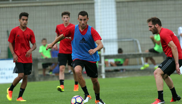 El navarro Imanol García, que regresa a Osasuna tras una temporada en el Villarreal B, durante una sesión de entrenamiento en Tajonar.
