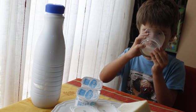 La leche de vaca y los derivados lácteos son alimentos básicos en la dieta de los niños.