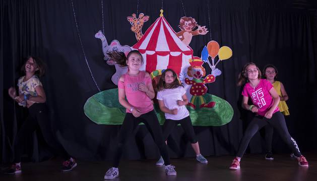 Algunas alumnas del campamento de danza, interpretando en el centro de Desojo la actuación con la temática circense.