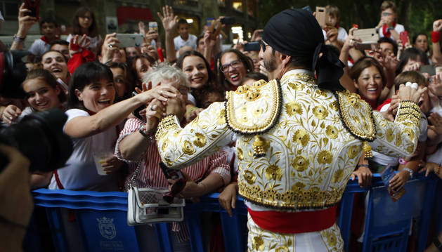 Juan José Padilla, apodado 'El Pirata', con su parche y su pañuelo, saluda a los aficionados a su llegada a la plaza, este viernes.