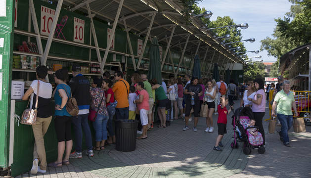 Algunas personas se acercaron este domingo a la Tómbola buscando la suerte por última vez.