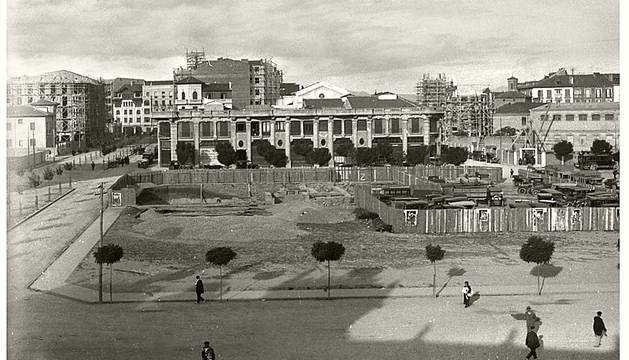 AÑO 1926. Solares aún sin edificar en la calle Amaya y la avenida de Roncesvalles. Detrás, en la avenida de Carlos III, la llamada casa de Doria, todavía con solo dos plantas. A su derecha, la nueva iglesia de San Ignacio en construcción. A la izquierda de la foto, en la esquina con Paulino Caballero, se estaba terminando la casa en la que estuvieron las oficinas de Fuerzas Eléctricas de Navarra, en cuyo solar se acaba de construir un moderno edificio.
