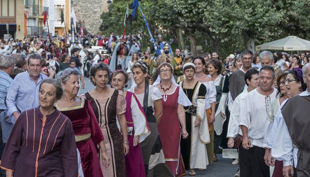 El desfile a su paso por el paseo de la Inmaculada que siguieron cientos de vecinos dibujando un pasillo por el recorrido.