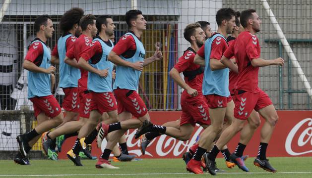 Los jugadores de Osasuna realizaron varias series de carrera sin balón en el primer entrenamiento de la semana ayer en Tajonar.