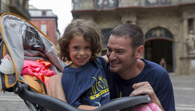Kike Ramos con su hija Lola posan ayer en la plaza Consistorial después de haber terminado la primera etapa del Camino de Santiago.