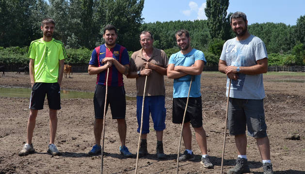 Mikel Marín Colorado, Jesús Javier Gómez Sainz, José Antonio Basarte Elizalde y sus hijos, los hermanos Alfonso y Carlos Basarte Muro en la finca de 33.000 m2 de El Marinal donde crían a la nueva vacada.