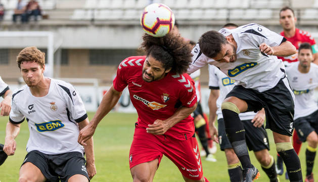 El central, Aridane, anticipándose a un rival en un duelo aéreo durante el amistoso de ayer en Irún. Este primer partido de Osasuna fue el estreno de la pretemporada para Jagoba Arrasate y los nuevos fichajes, Nacho Vidal e Iñigo Pérez.