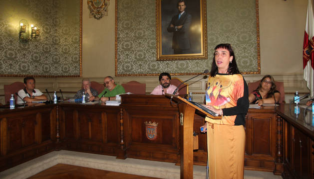 Laura Inés Abaigar Grossi, de pie a la derecha, promete su cargo ante la mirada del alcalde, Eneko Larrarte, sentado en el centro de la foto.