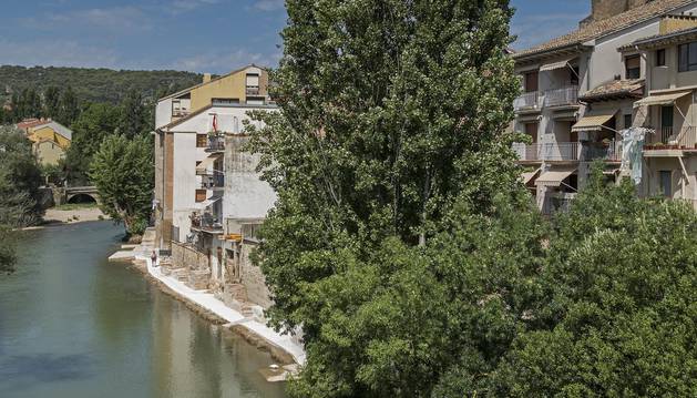El paseo fluvial que recorre a lo largo de 100 metros la orilla del Ega a su paso por San Miguel con las losas de los curtidores ahora visibles sobre el agua.