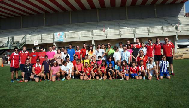 Las 40 jugadoras de Fútbol 8 y Fútbol 11 posaron juntas, con sus entrenadores, durante el desarrollo de la Jornada de Tecnificación en El Nuevo Tomillar.