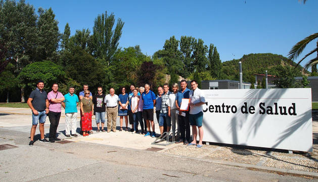 Alcaldes y concejales de los ayuntamientos y grupos firmantes del manifiesto ante la situación del servicio de pediatría, ayer en Sangüesa.