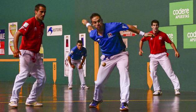 Olaizola II ejecuta un resto ante la mirada Bengoetxea VI-Larunbe. El goizuetarra se mide a ellos esta noche en Arrigorriaga en el marco del VII Torneo Bizkaia.