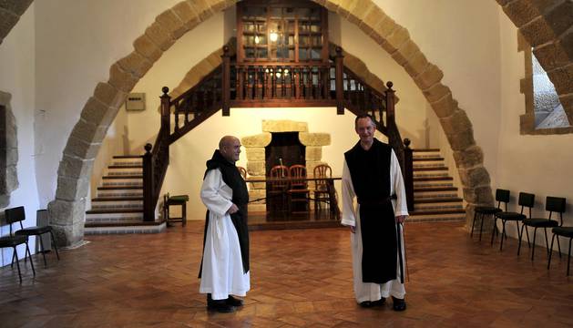 El padre Daniel Gutiérrez Vesga (izda.) y el abad Isaac Totorika Izagirre (dcha.), en el Monasterio de la Oliva.