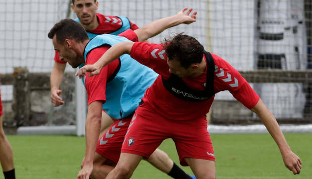 Imanol García protege el balón ante David García en la sesión de ayer. Al fondo, Kike Barja.