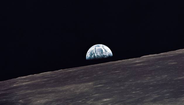 Desde el espacio la Tierra aparece como un pálido punto azul, como dijo Carl Sagan, en el que no se aprecian fronteras (en la imagen la Tierra elevándose en el horizonte lunar vista desde el Apolo 11, Las fronteras, en cambio, se hacen perfectamente distinguibles cuando el hombre pisa tierra firme.