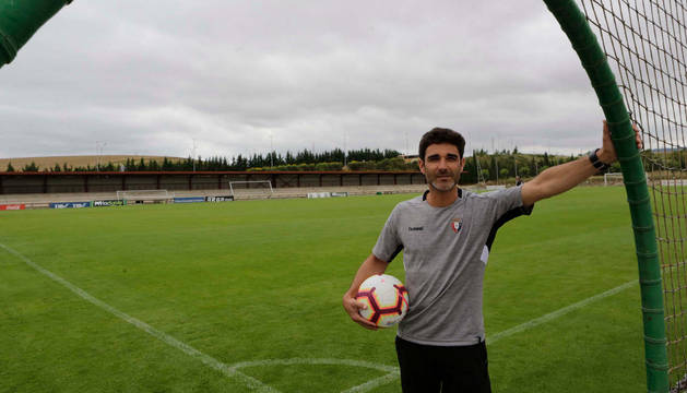 El nuevo preparador físico de Osasuna, Sergi Pérez, a la entrada de uno de los campos de Tajonar tras finalizar el entrenamiento del pasado viernes.