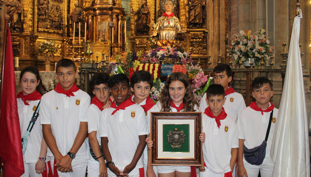 La corporación infantil posa en la parroquia de Santa María de la Asunción con la patrona, María Magdalena.