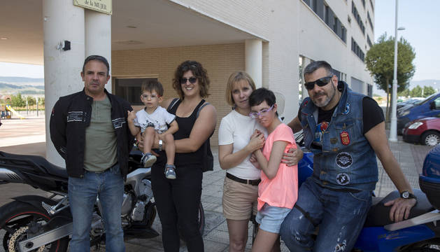 Foto de Felipe Morales (izda.) y Ernesto López, moteros de Loquillos Riders; en el centro, Patricia Royo Malo, con su hijo Raúl Álvarez en brazos, y Paqui Díaz, con su hija Rocío Gutiérrez.