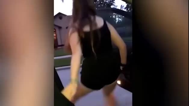 Nuevo reto viral: bajarse del coche y bailar