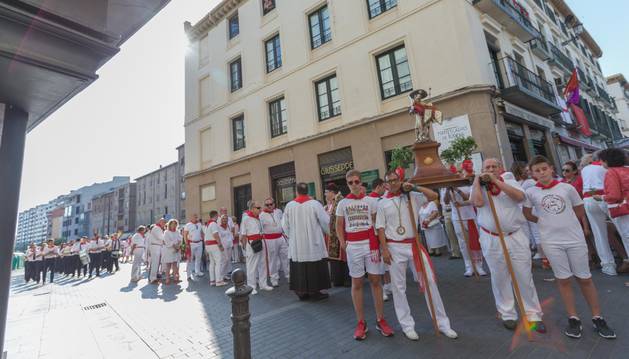 Integrantes de la Orden del Volatín portan la imagen -un San Juan reconvertido en Santiago- durante el desfile procesional.