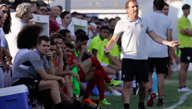 Jagoba Arrasate da indicaciones desde la banda, donde siguieron el partido Aridane e Íñigo Pérez.