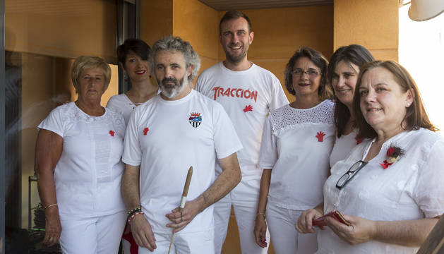 JUNTA DEL CÍRCULO Desde la izda, Mª Jesús Puyada Iribarren (exmiembro), Elena Leoz Laquidáin, Pedro Pablo Pascual Barber, Kike Leoz Arina, Berta Urrutia Dolorea, Berta Leoz Arina y Mª Carmen De Diego Santamaría.