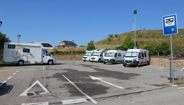 Arróniz. Junto a las piscinas y frontón, 8 plazas en la carretera a Barbarin con zona verde.