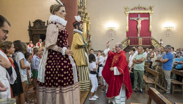 Imágenes de la misa dedicada a Santiago y mutil dantza en el segundo día (25 de julio) de las fiestas de Elizondo