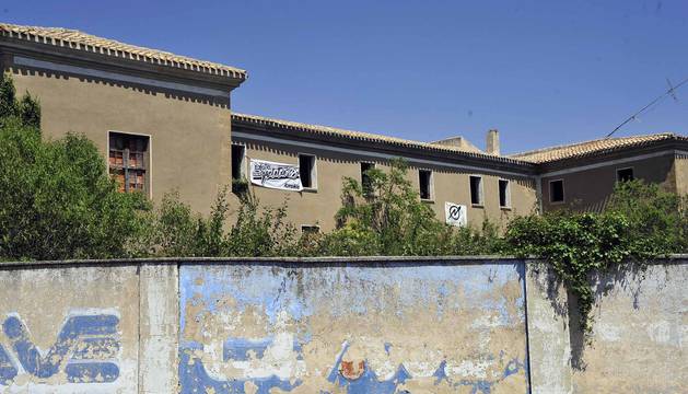 El edificio de los pasionistas en Tafalla, con las pancartas que los okupas han colgado en las ventanas.
