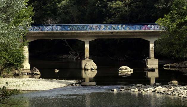 Bajo el puente del Plazaola emergen restos del antiguo, con parte de los pilares cilíndricos de piedra.