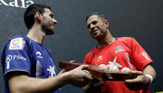 Jokin Altuna y Aimar Olaizola, en la elección de material para la final manomanista de mayo.
