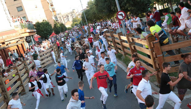 Los mozos corren el último tramo de la avenida Zaragoza en el último encierro de las fiestas de Tudela.