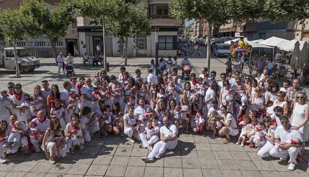 Foto de los niños nacidos durante el último año en Lodosa posaron con sus padres en el Paseo, después de recibir los pañuelos de bienvenida.