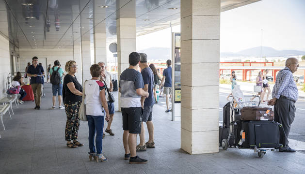 Foto de pasajeros en la terminal del aeropuerto de Noáin, tras la llegada de un avión procedente de Madrid.