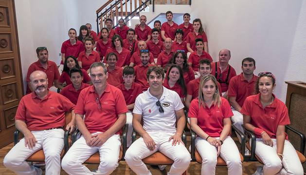 Homenaje, reparto de zurracapote, ambientico, pasacalles y cohete en el arranque de las fiestas de la localidad navarra.